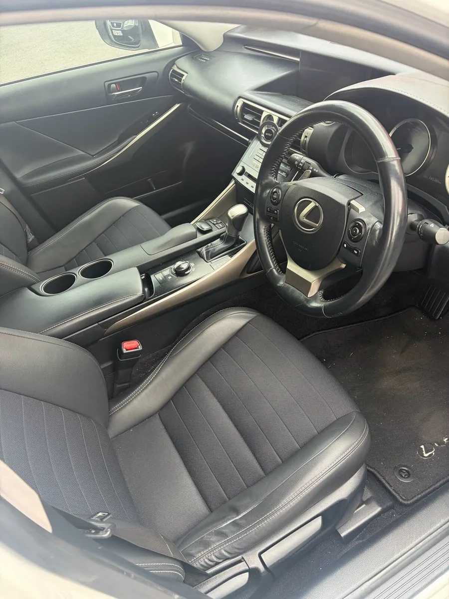 Lexus IS 300H - Image 5