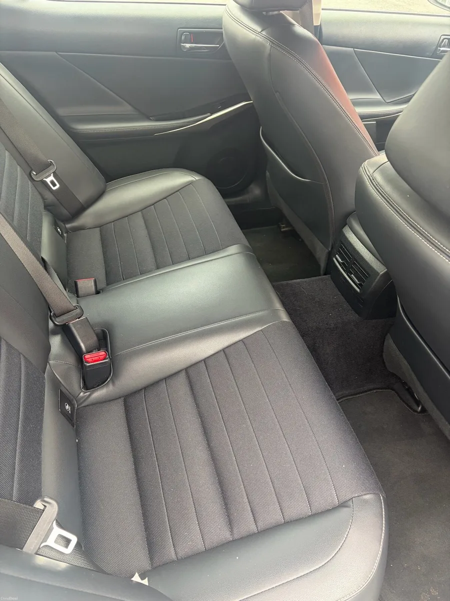 Lexus IS 300H - Image 6
