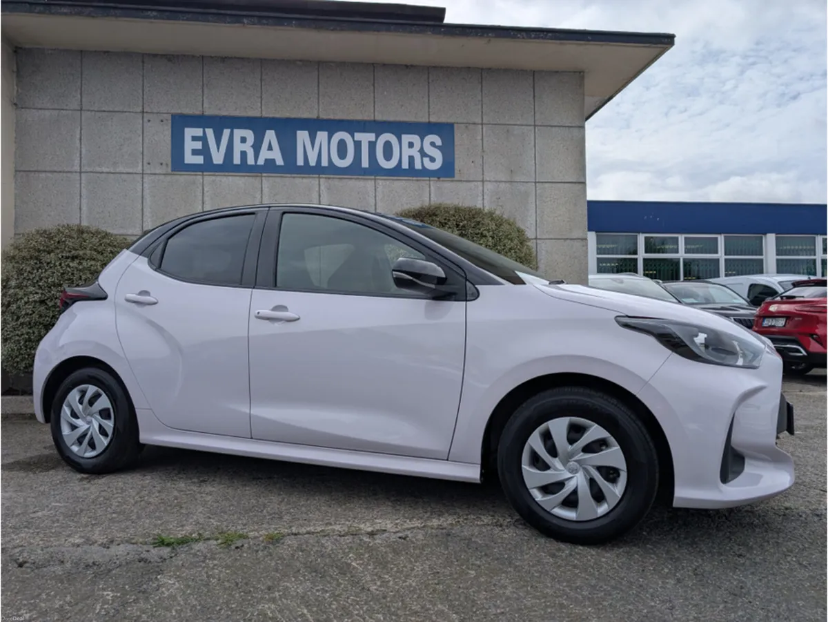 Toyota Yaris X HYBRID AUTOMATIC 1.5 PETROL //LOW M - Image 3