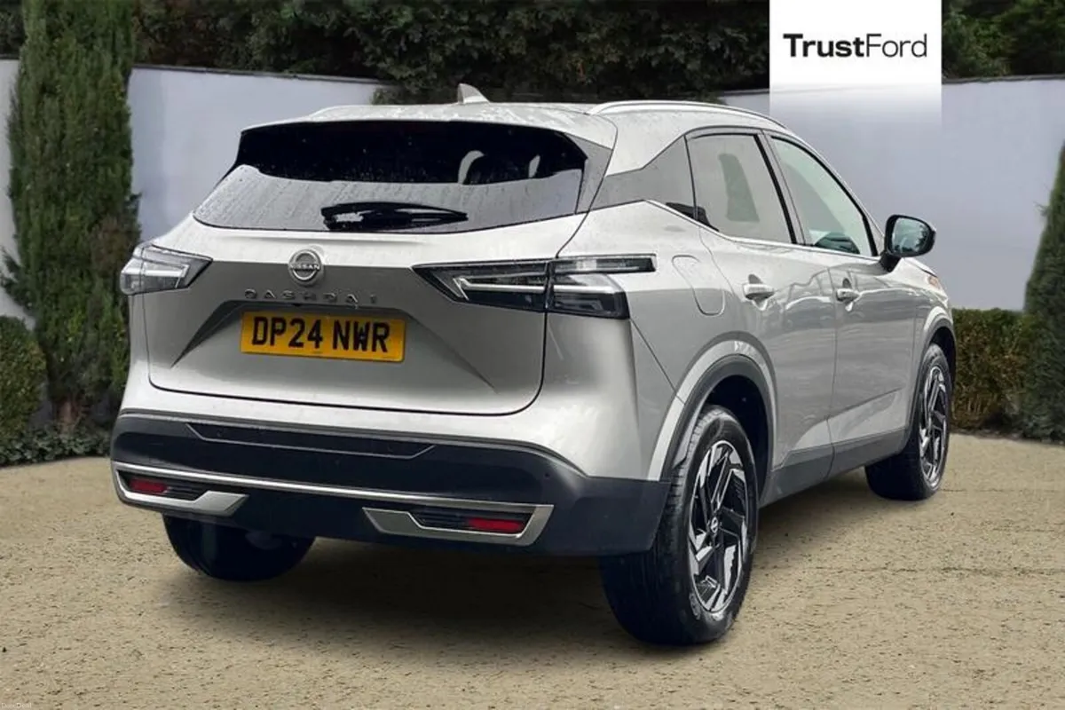 Nissan Qashqai 1.3 DiG-T MH N-Connecta 5dr - PANOR - Image 4