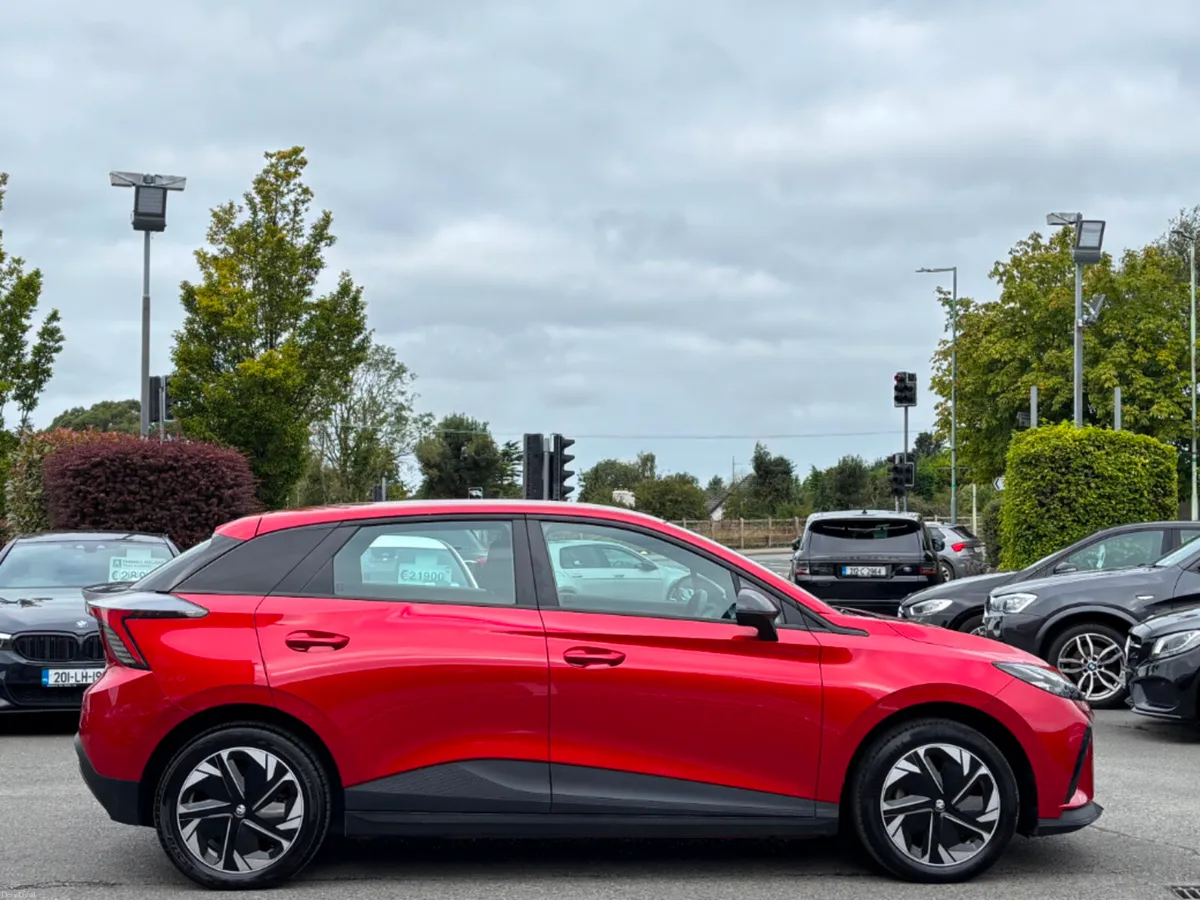MG 4 LONG RANGE EXCITE 64KWH AUTO *LOW KMS* - Image 3