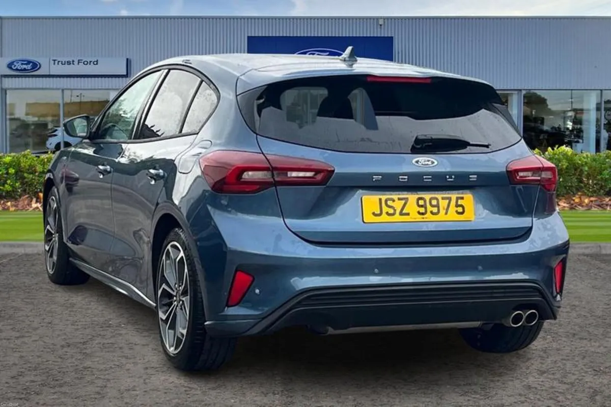 Ford Focus 1.0 EcoBoost Hybrid mHEV 155 ST-Line X - Image 2