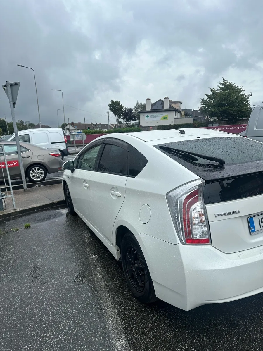 Toyota Prius 2015 - Image 2