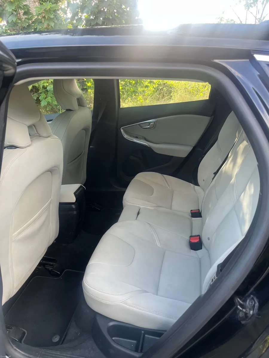 Volvo V40 2013 - Image 2