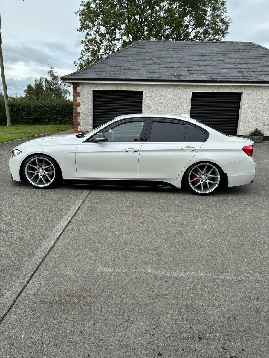 BMW 318d 2016 - Image 4