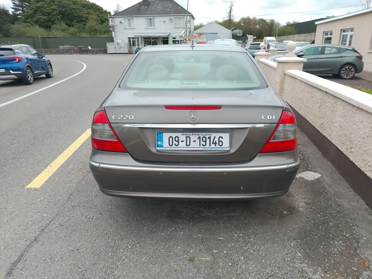 Mercedes-Benz E-Class 2009 - Image 2