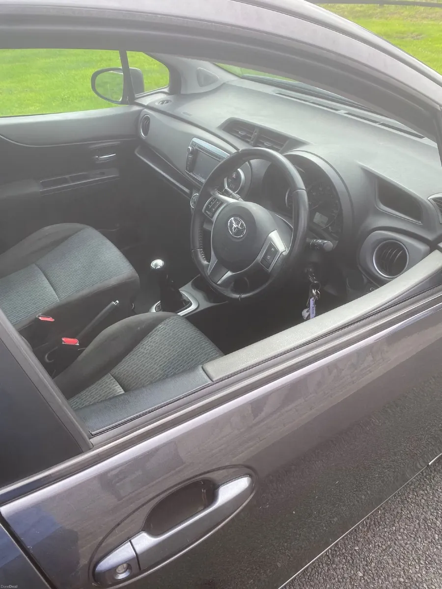 Toyota Yaris 2012 - Image 5