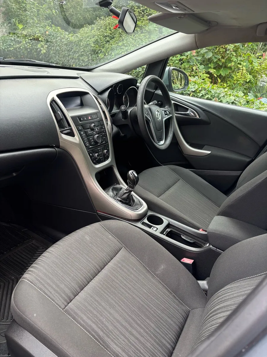 VAUXHALL ASTRA 2010 Fresh NCT 10/27 & Road Tax - Image 6