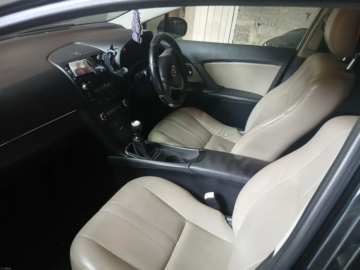 Toyota Avensis 2011 - Image 3