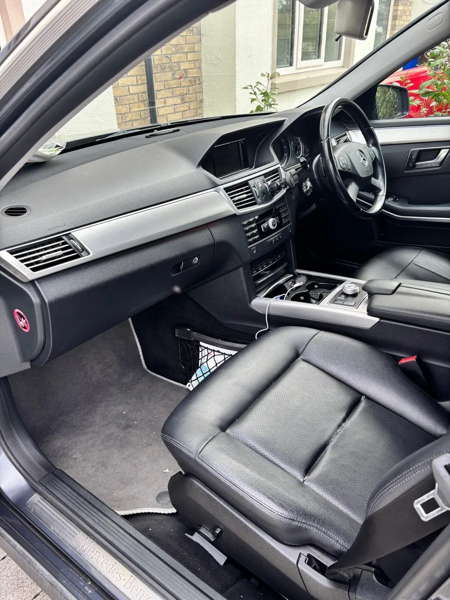 Mercedes E220 - Image 5