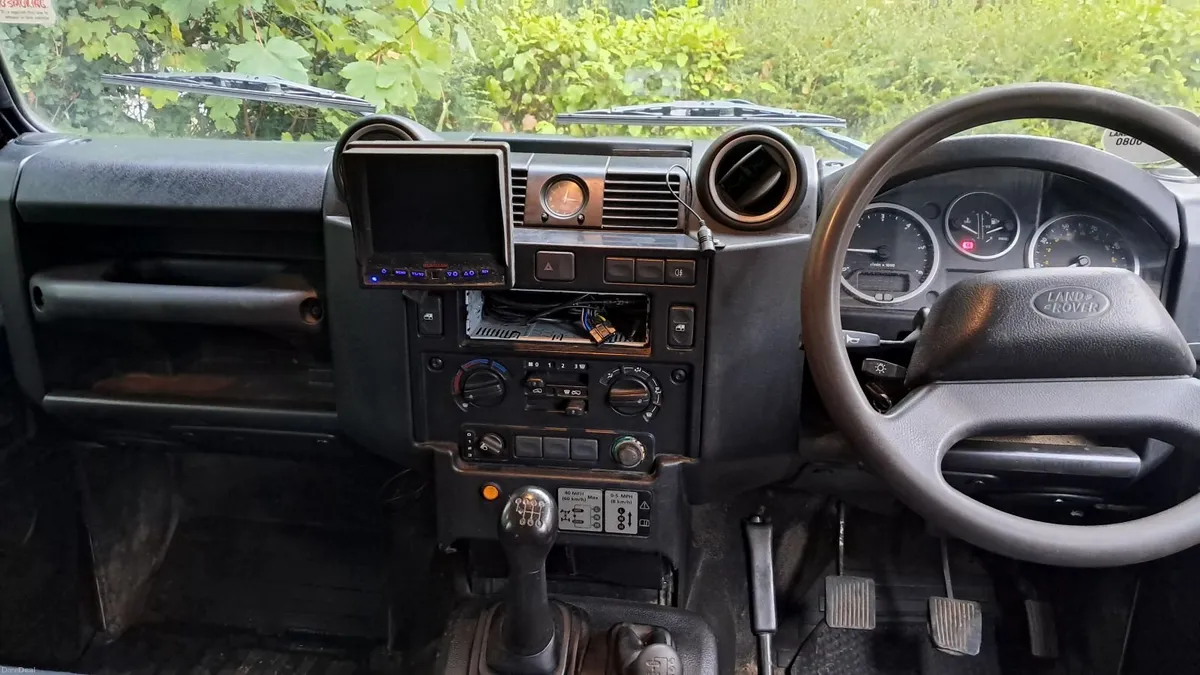 Land Rover Defender 2014 Double Cab Pickup - Image 3