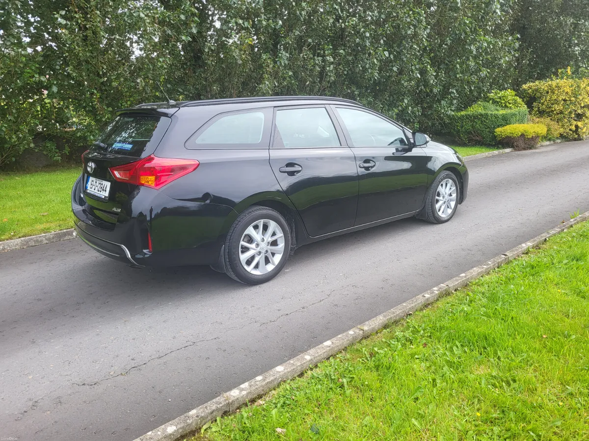 Toyota Auris  ESTATE 1.4 DIESEL - Image 2
