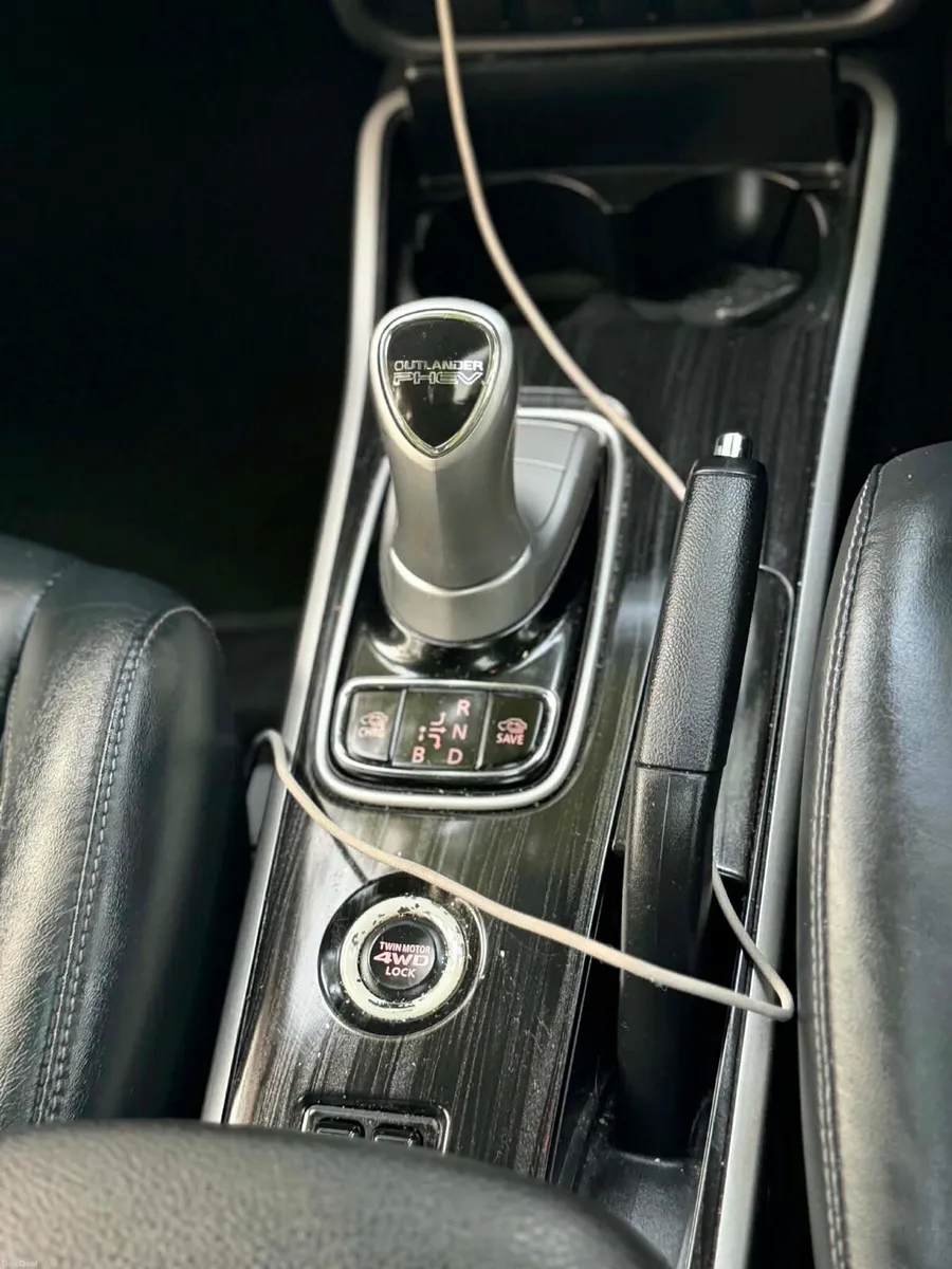 Automatic Mitsubishi outlander 2.0 plug in hybrid - Image 5