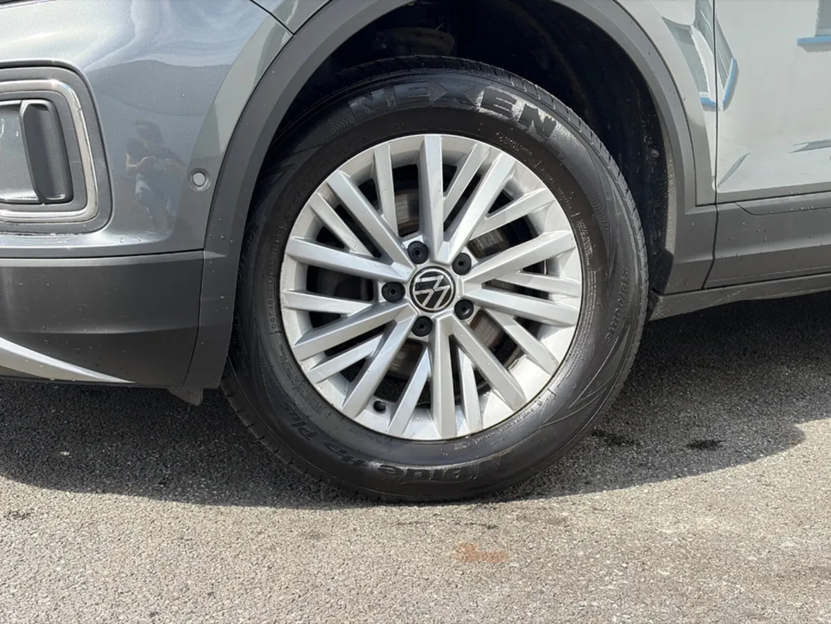 Volkswagen T-Roc LIFE TSI - Image 4