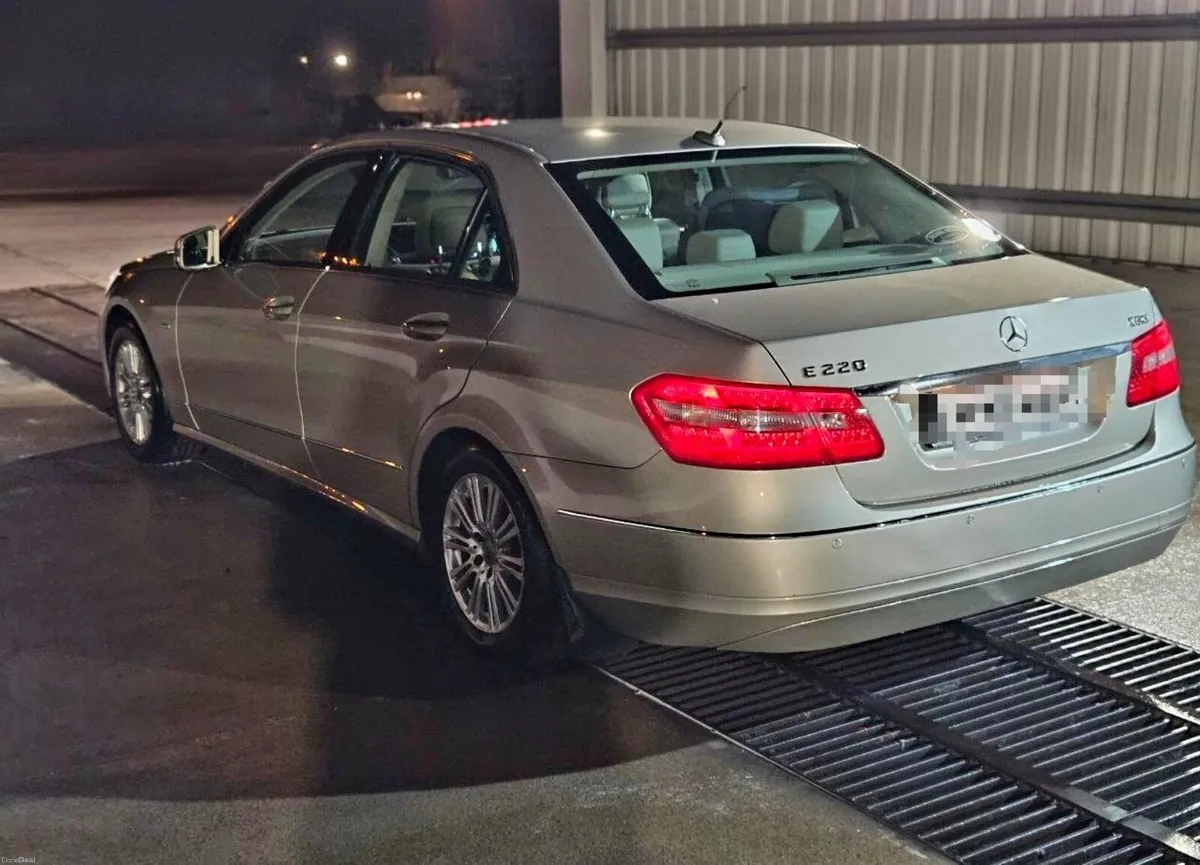 Mercedes-Benz E-Class 2010 - Image 2