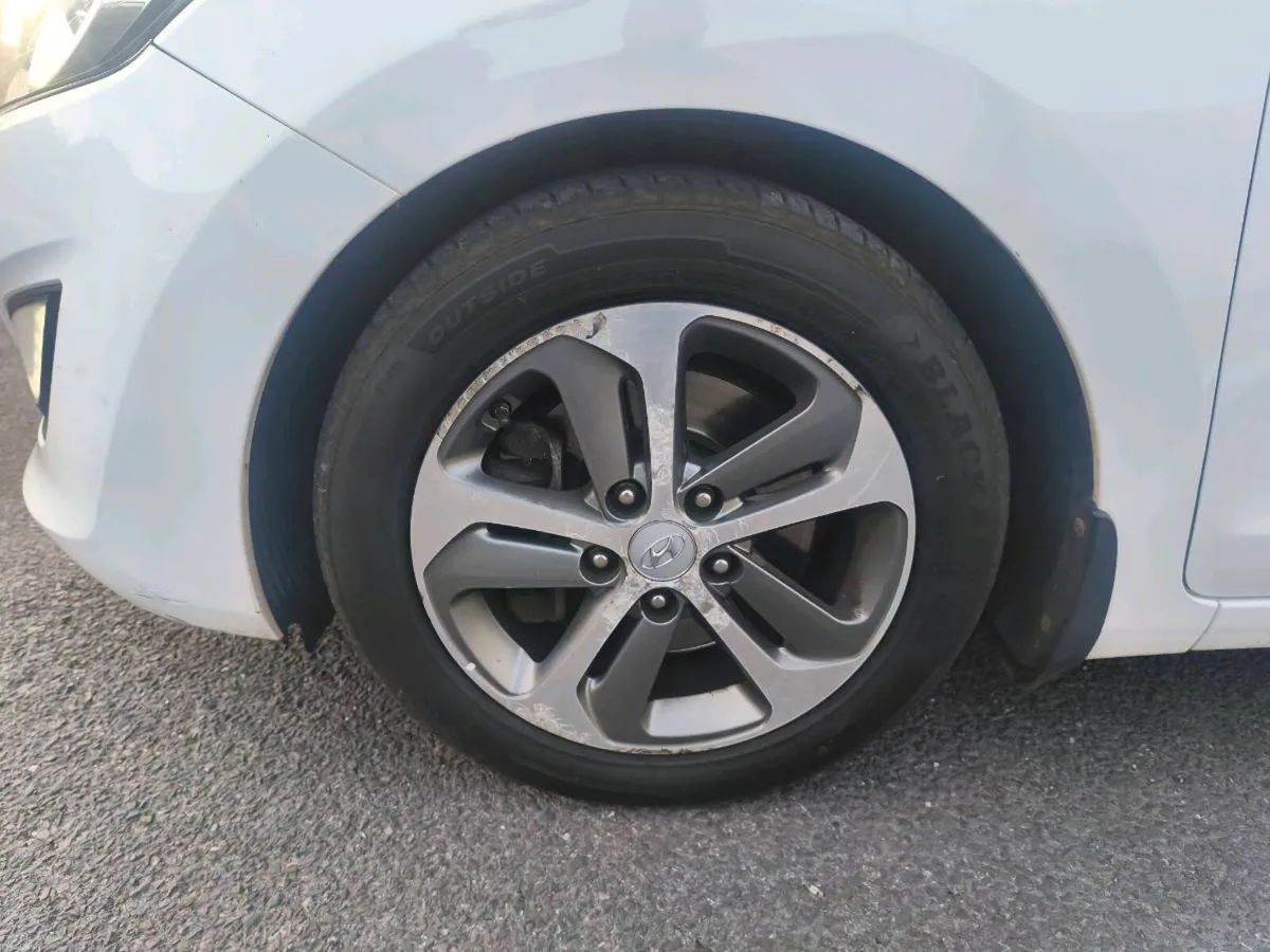 Hyundai i30 ,,,, trade in to clear - Image 4
