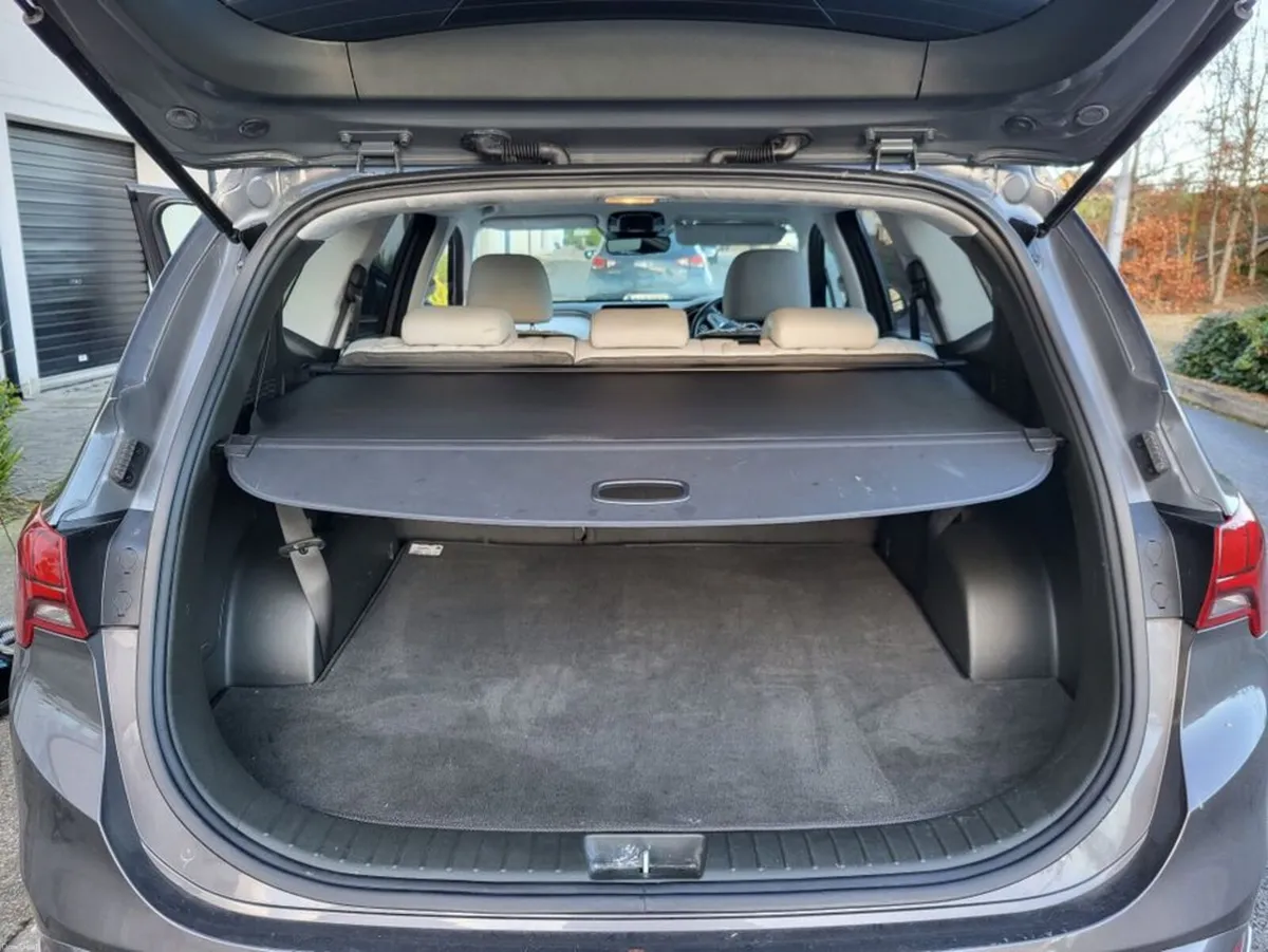 Hyundai Santa Fe 2022 PHEV 7 Seats - Image 3