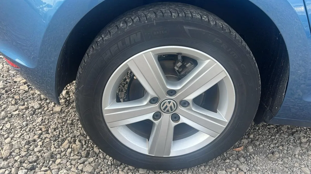 Volkswagen Golf 2015, 1.2 5DR AUTO LOW KM. 36000km - Image 6
