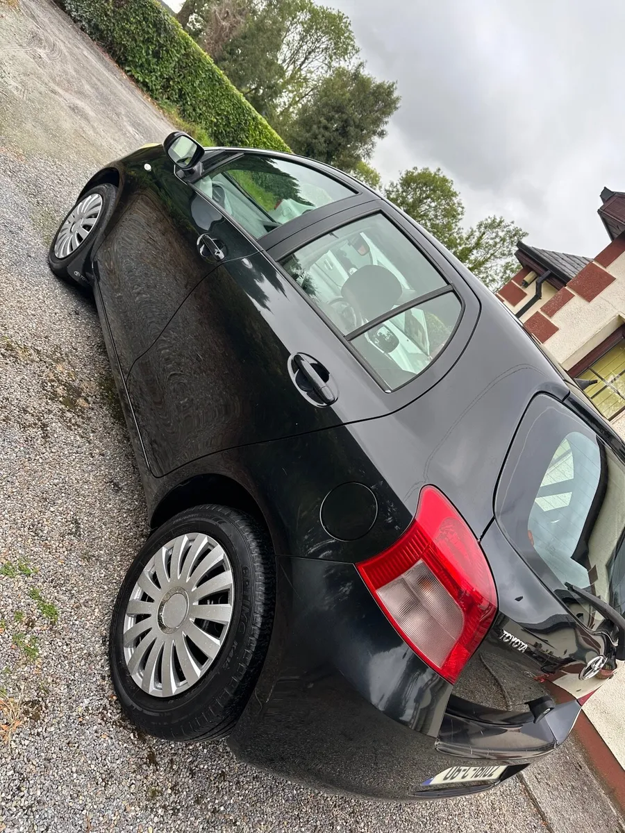 Toyota Yaris 2006 black - Image 2