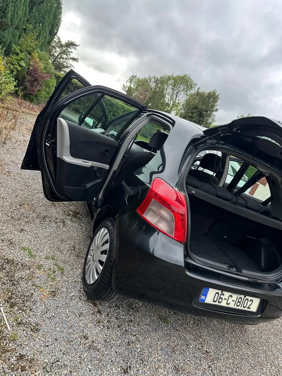 Toyota Yaris 2006 black - Image 5