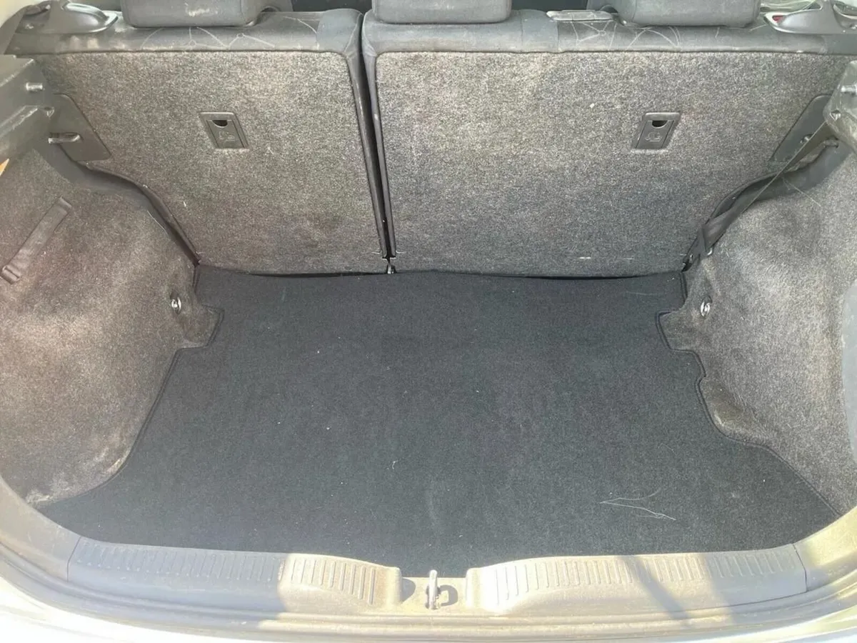 2007 Toyota Auris 1.4 Petrol OPEN TO OFFERS - Image 2