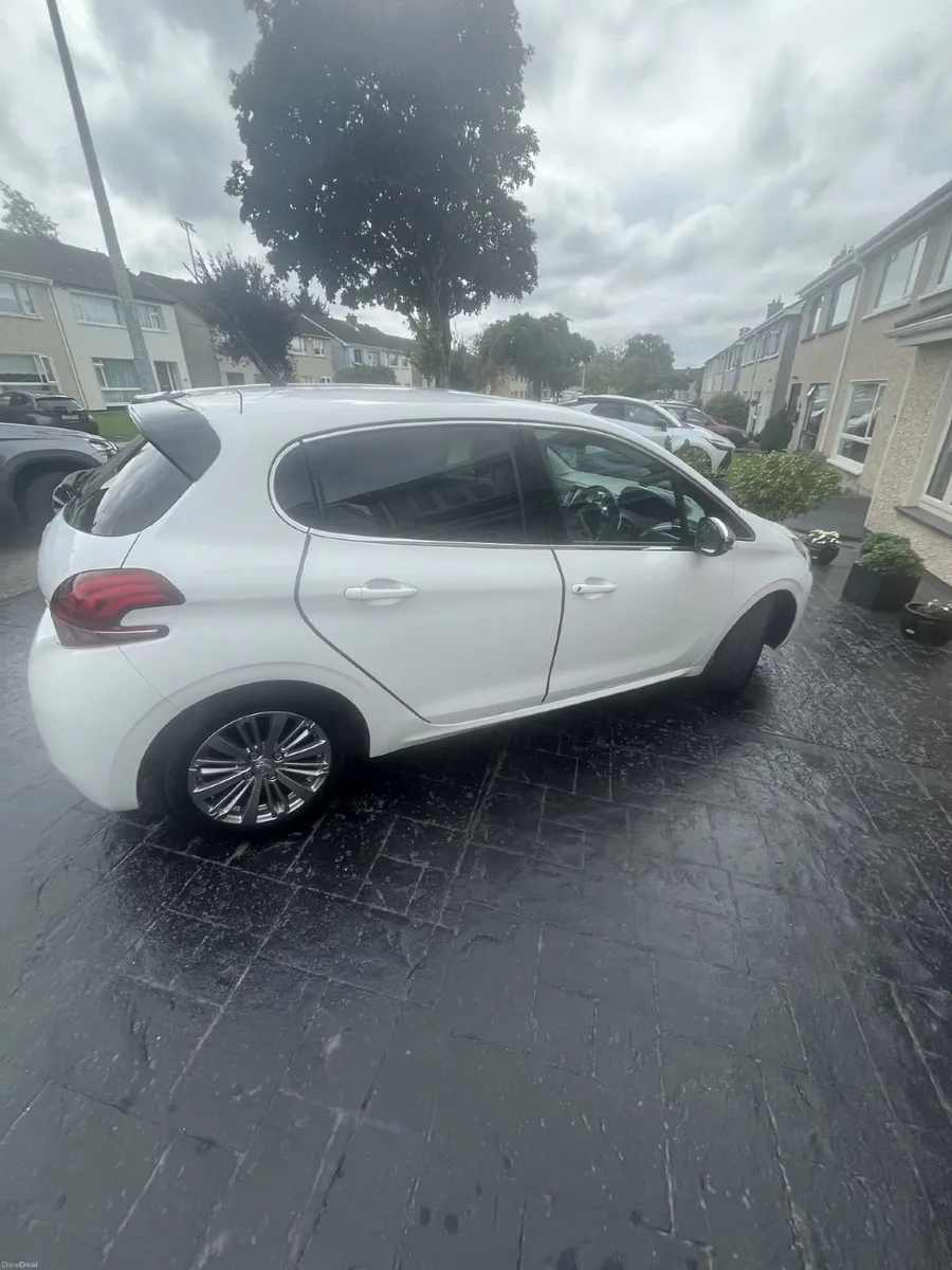 Peugeot 208 2017 automatic - Image 4