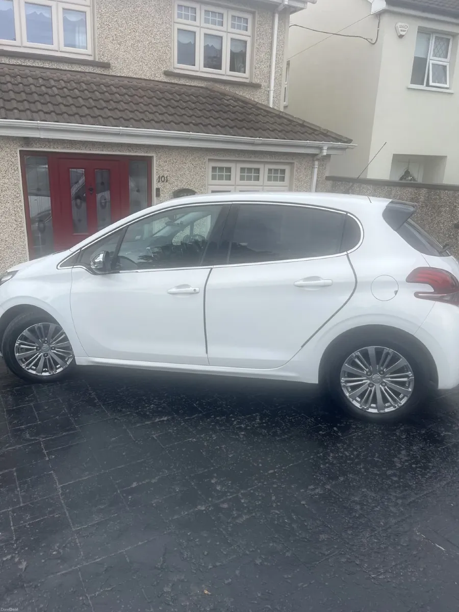 Peugeot 208 2017 automatic - Image 3