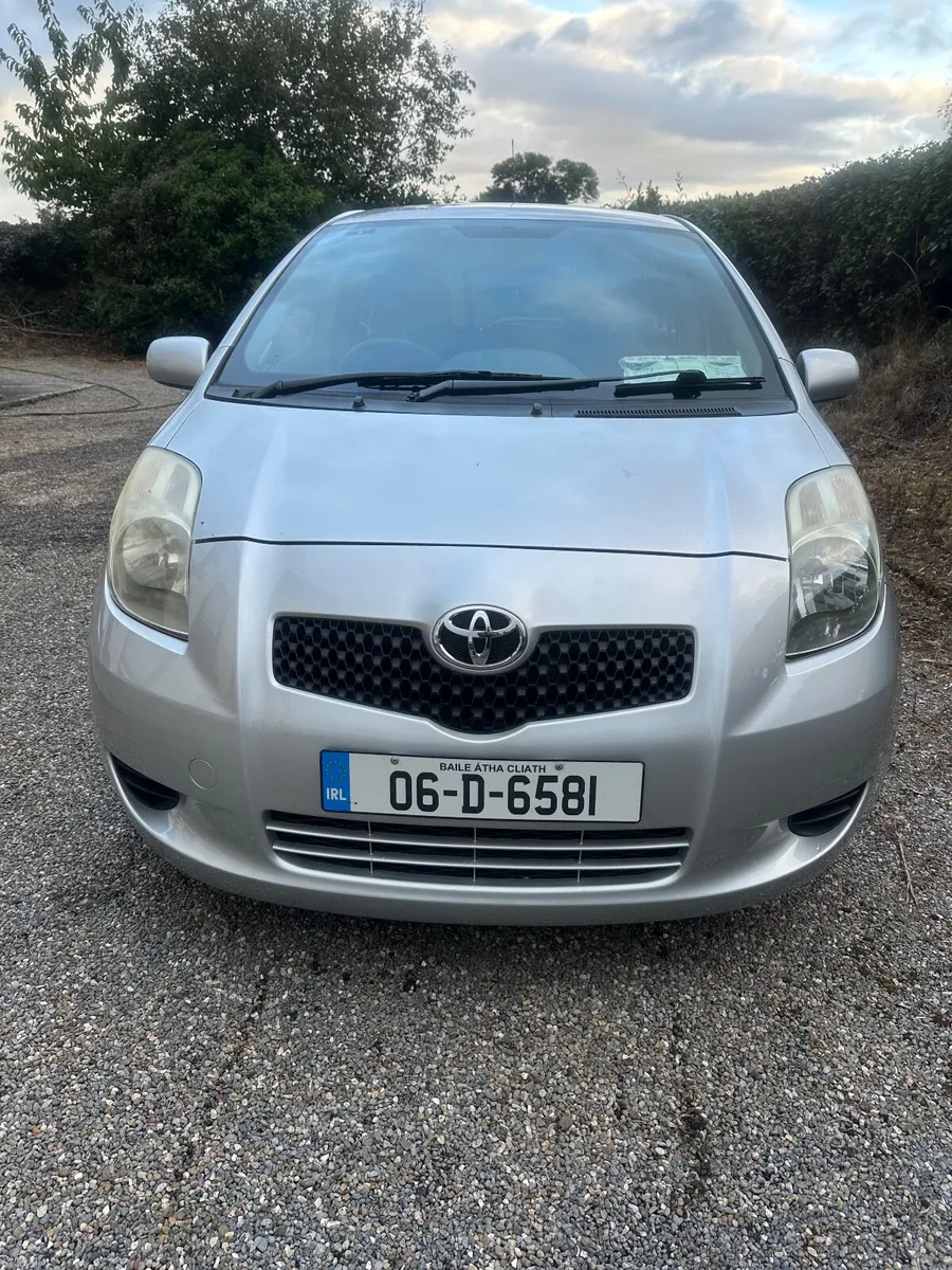 Toyota Yaris 2006 Silver - Image 1