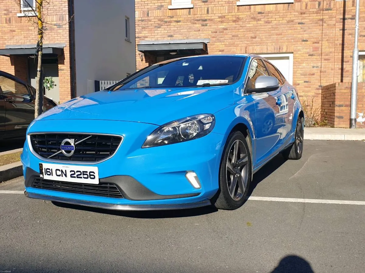 Volvo v40 R-design  2.0 D2 - Image 1