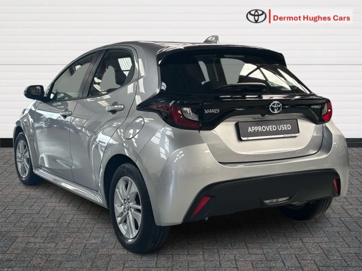 Toyota Yaris HYBRID LUNA  AUTO - Image 2
