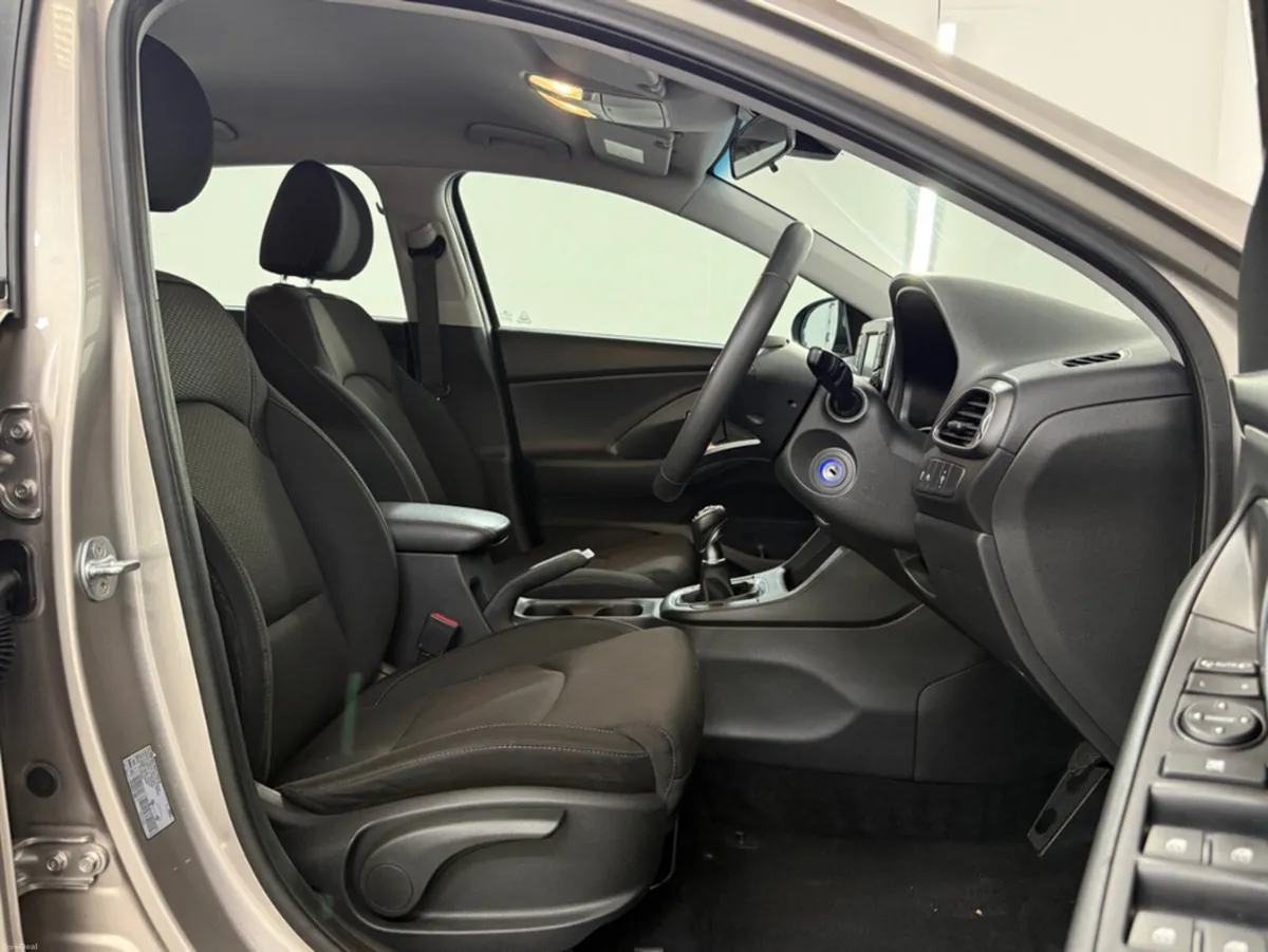 Hyundai i30 **DELUXE MODEL **MULTI SERVICE HISTORY - Image 5