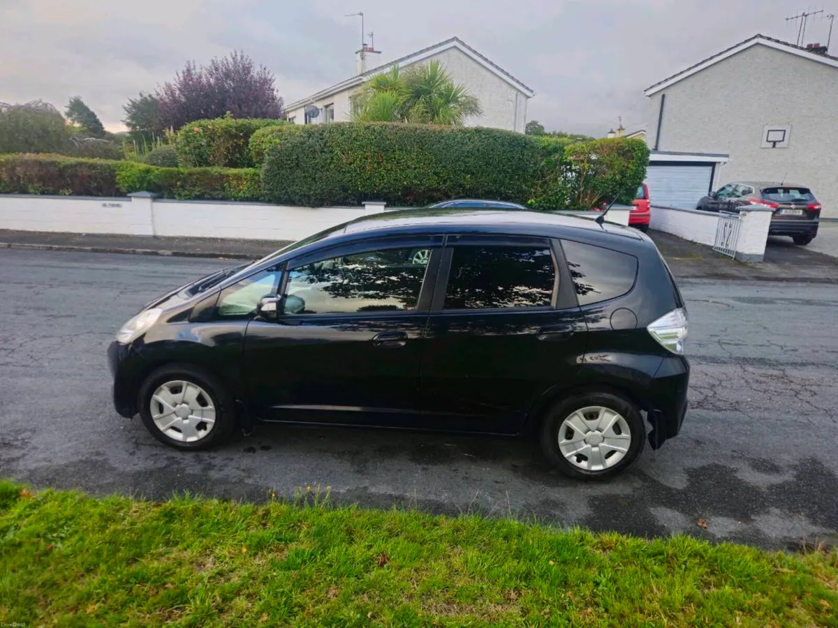 I am selling a 2012 Honda Fit Hybrid in very good - Image 4