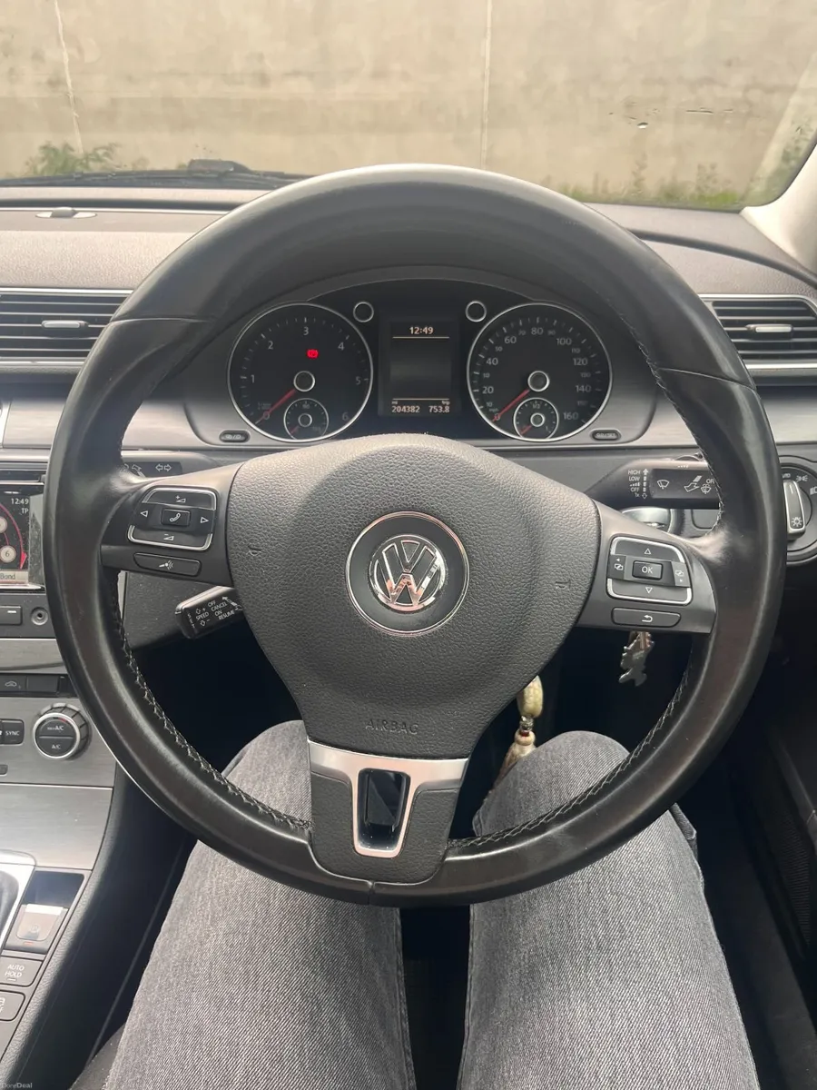 Volkswagen Passat 2013 - Image 2