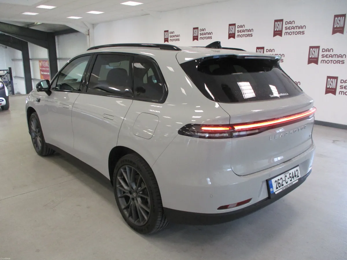 2026 LEAPMOTOR C-10 DESIGN HYBRID E.V DEMO - Image 2