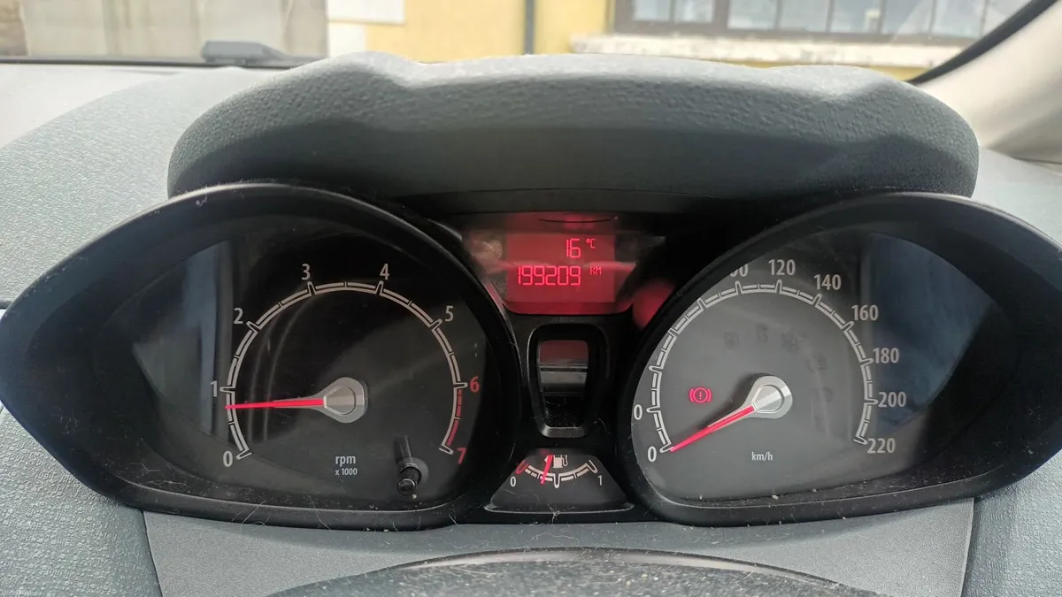 Ford Fiesta 2011 - Image 2