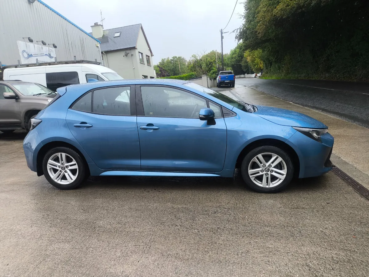 Toyota Corolla 2019 low klms - Image 2