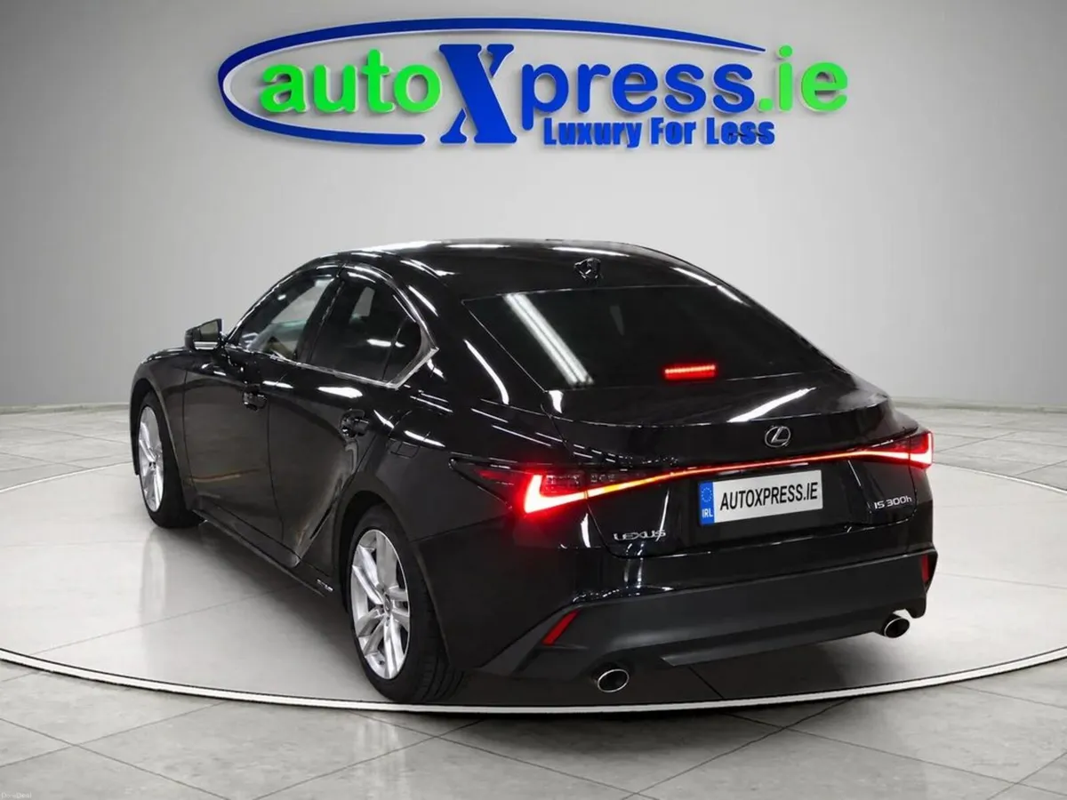 Lexus IS 4WD Hybrid, Automatic - Image 3