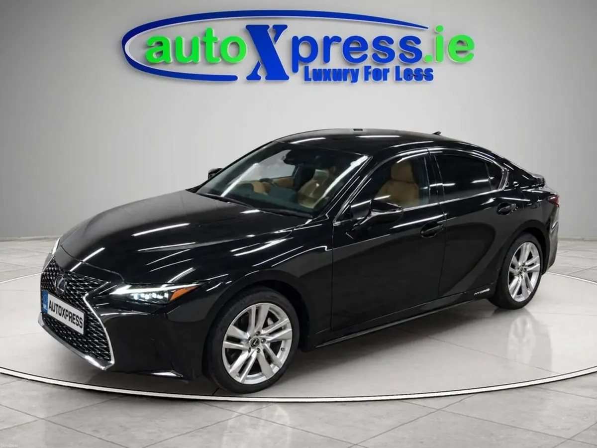 Lexus IS 4WD Hybrid, Automatic - Image 4