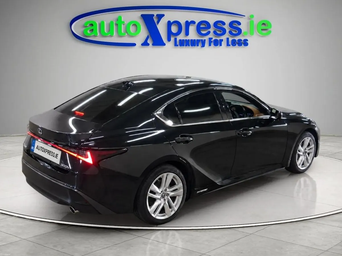 Lexus IS 4WD Hybrid, Automatic - Image 5