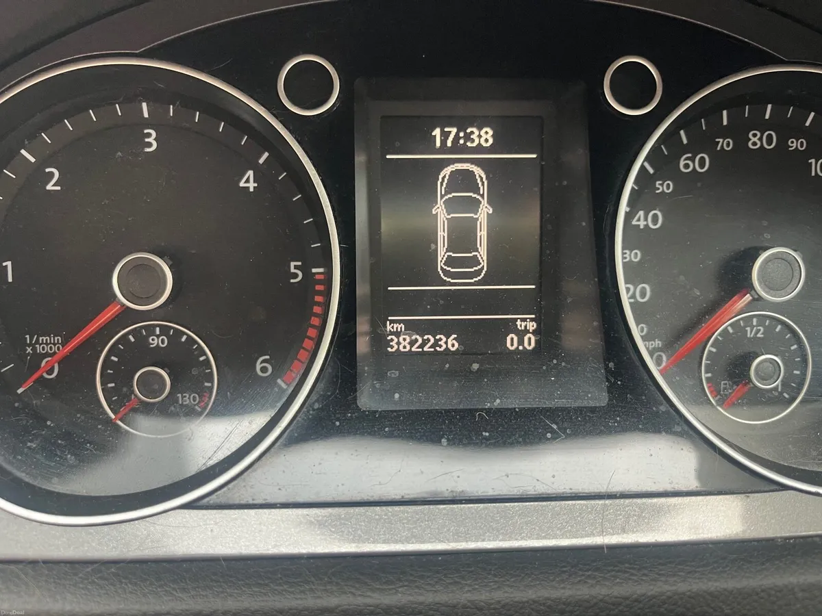Volkswagen Passat 2010 - Image 2