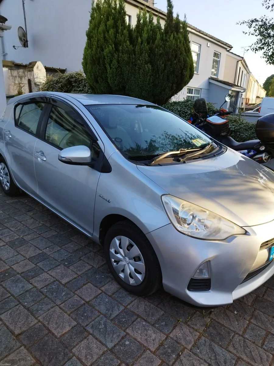 Toyota Aqua Hybrid 6290€ - Image 2