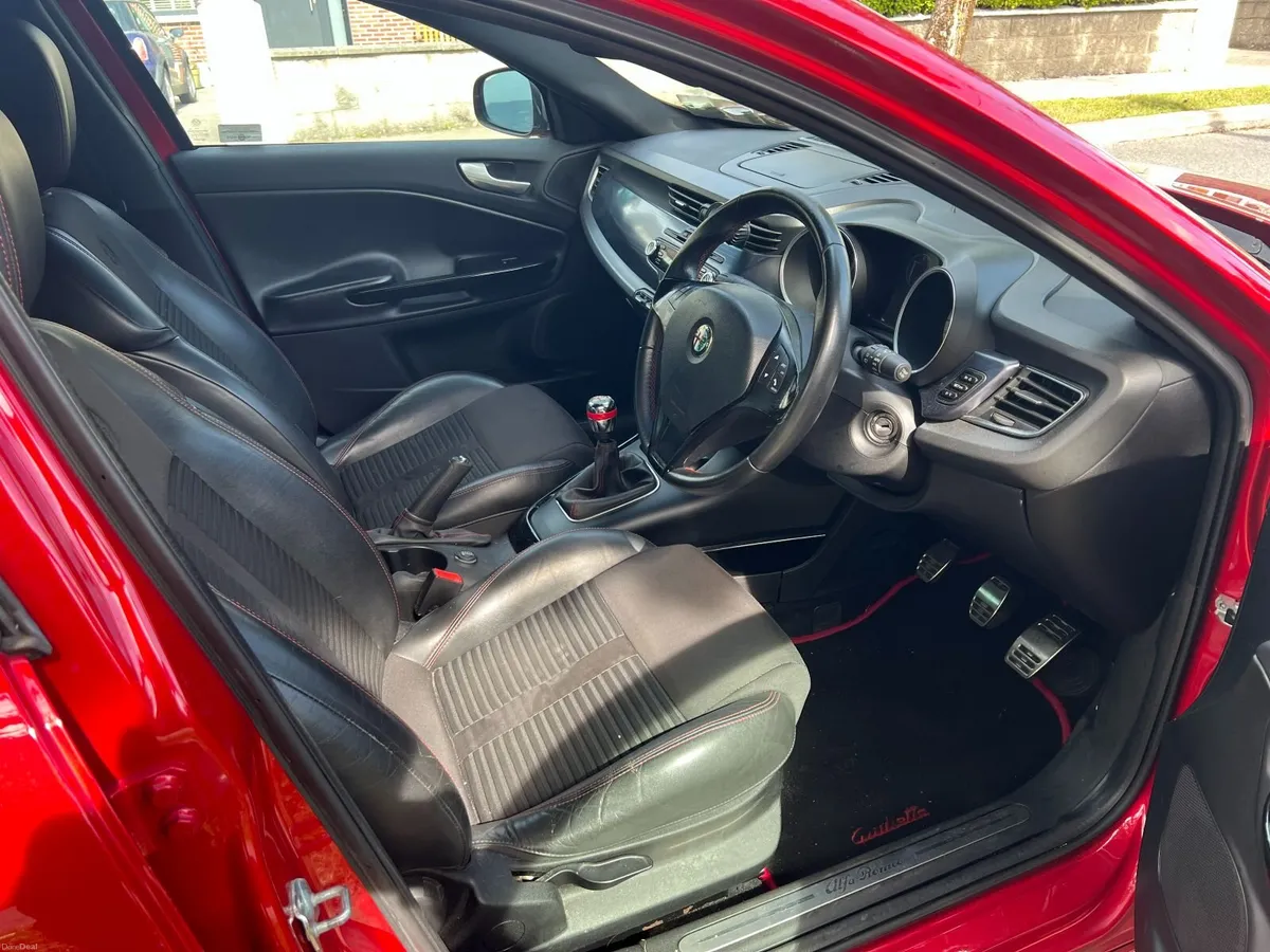 Alfa Romeo Giulietta Quadrifoglio Verde (Manual) - Image 2