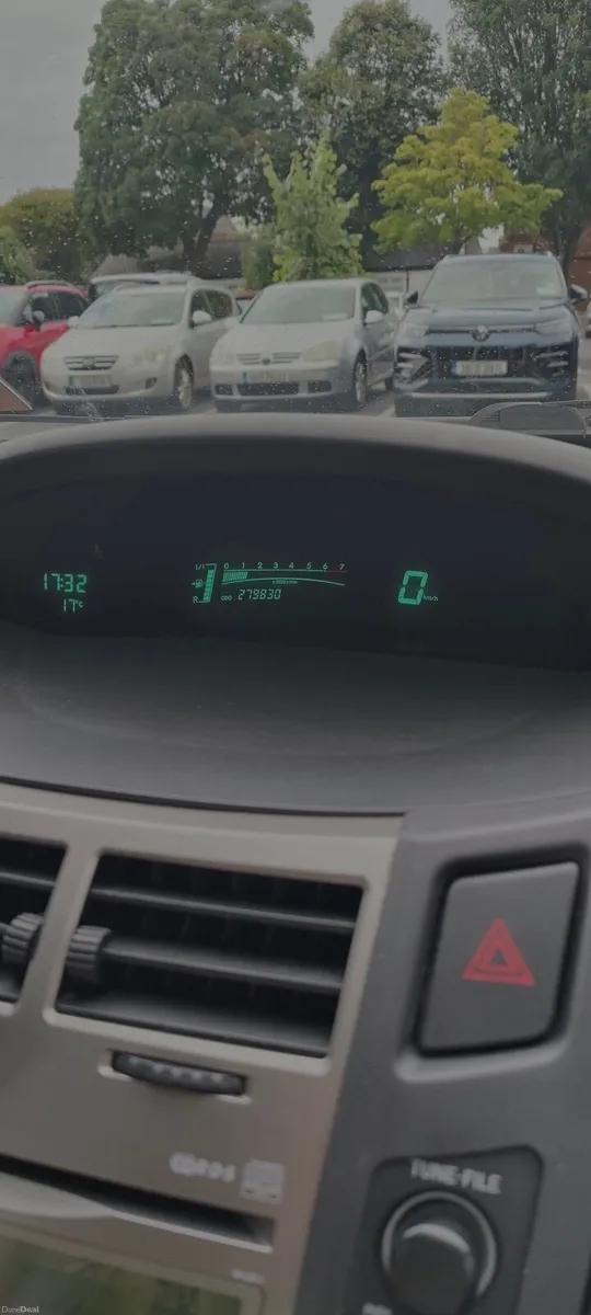Toyota Yaris 2011 - Image 2