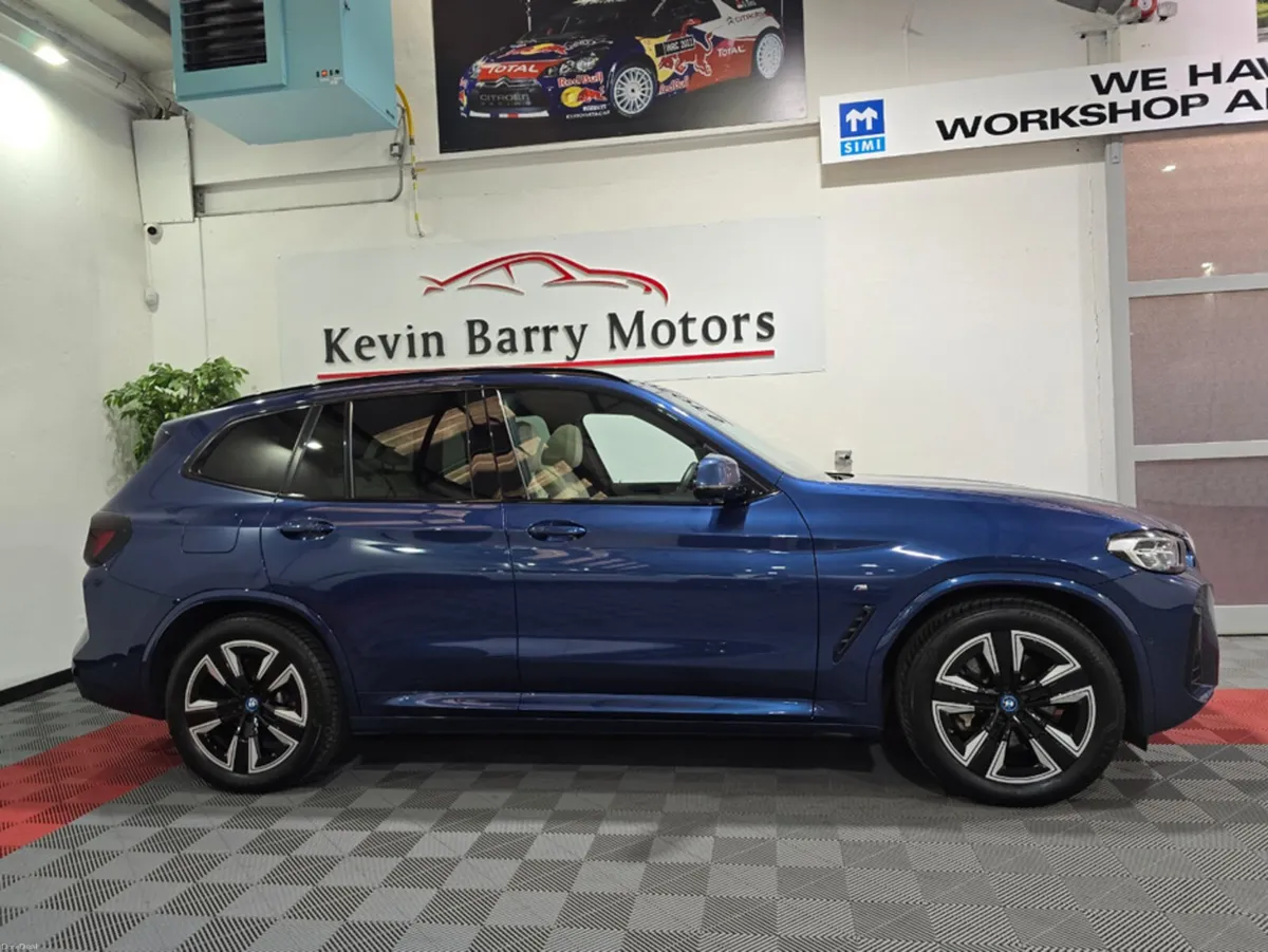 BMW iX3 M SPORT (PAN ROOF / OYSTER LEATHER) AUTOMA - Image 4