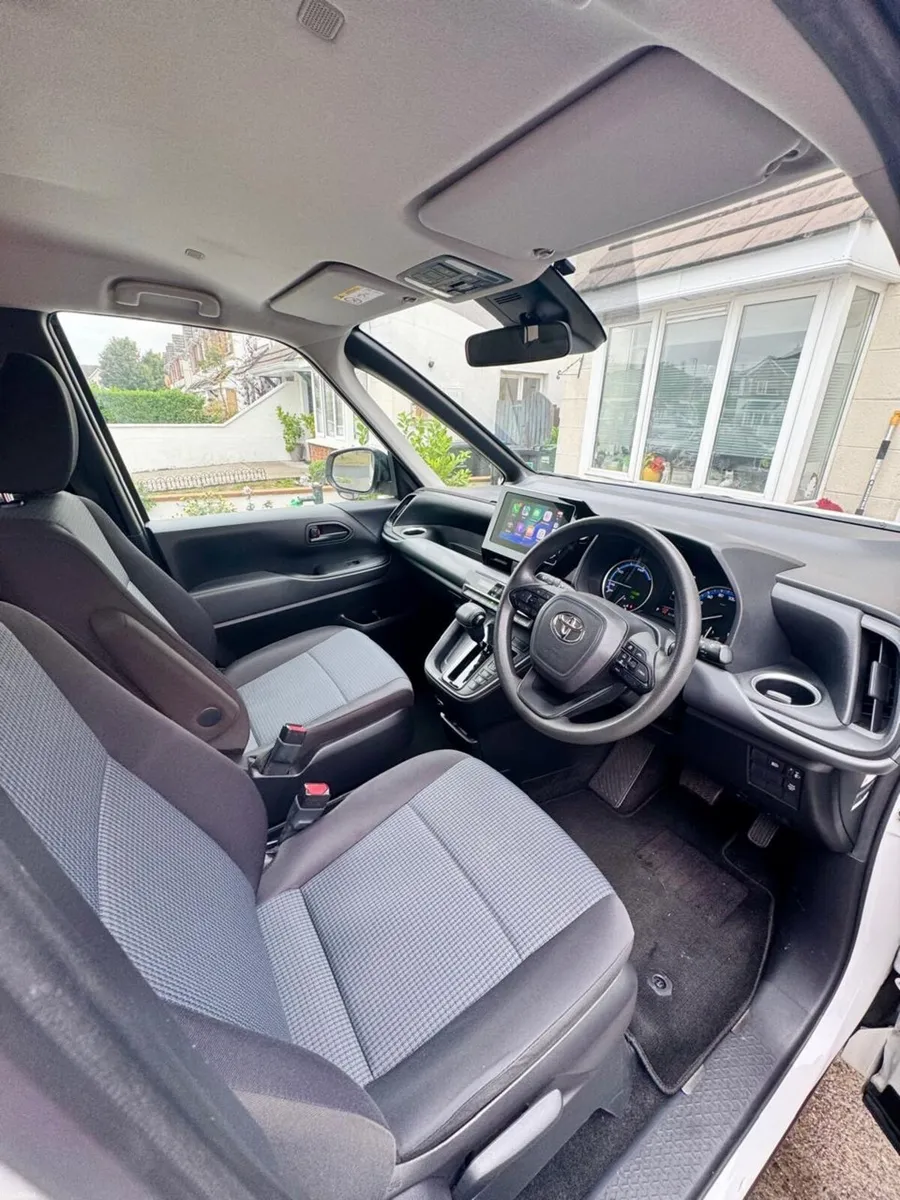 Toyota Noah Hybrid – 8 SEATER 222 Reg - Image 4