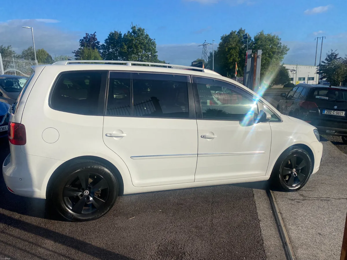 Volkswagen Touran 2013 AUTOMATIC - Image 3