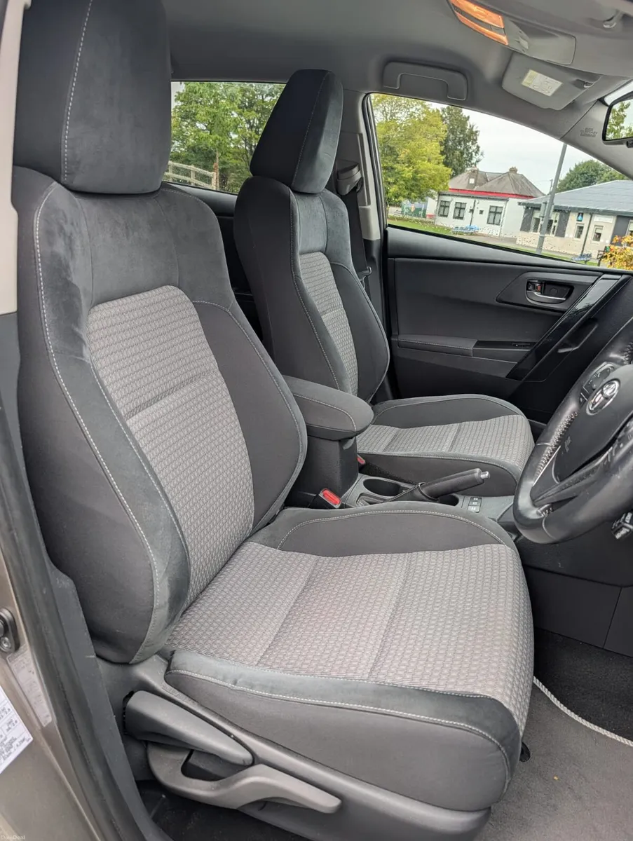 Toyota Auris (2 years NCT & 6 mths tax) - Image 5