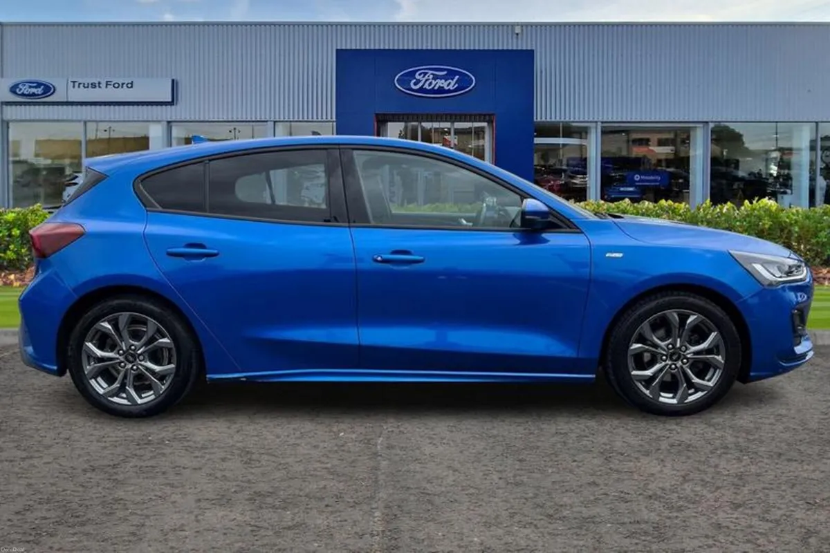 Ford Focus 1.0 EcoBoost ST-Line 5dr - DUAL ZONE CL - Image 3