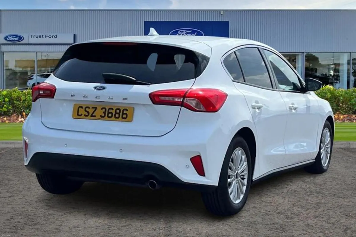 Ford Focus 1.0 EcoBoost 125 Titanium 5dr - FRONT & - Image 4
