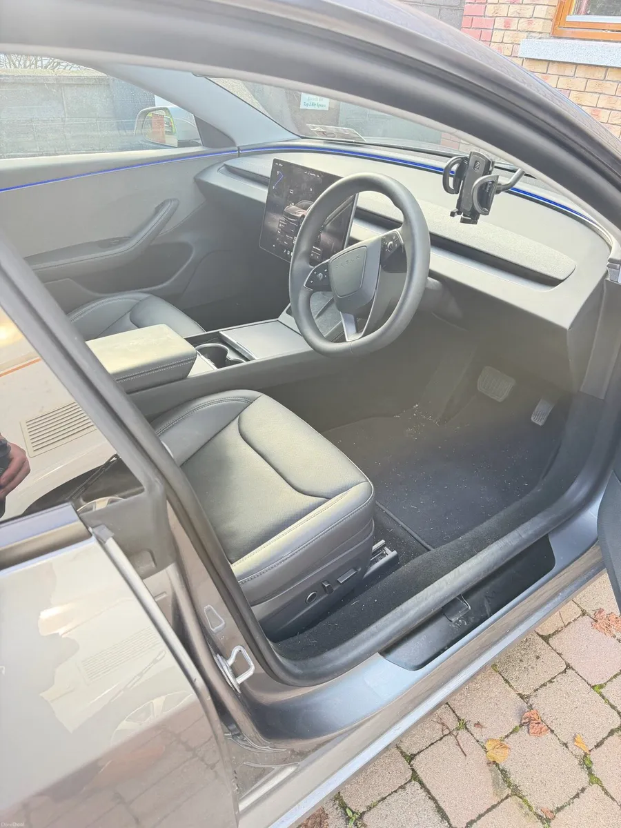 2025 Tesla Model 3 Long RangeRWD Quicksilver 28kkm - Image 6